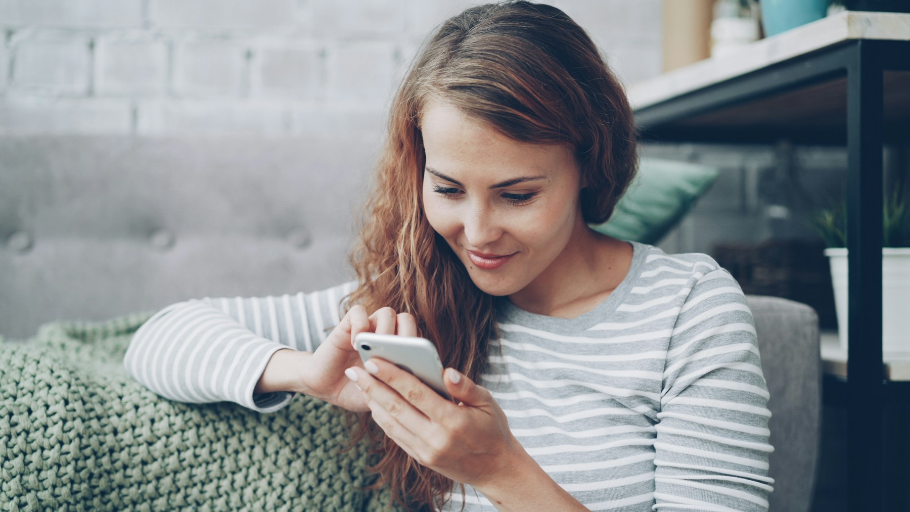 Evinde telefonundan hizmet arayan mutlu müşteri